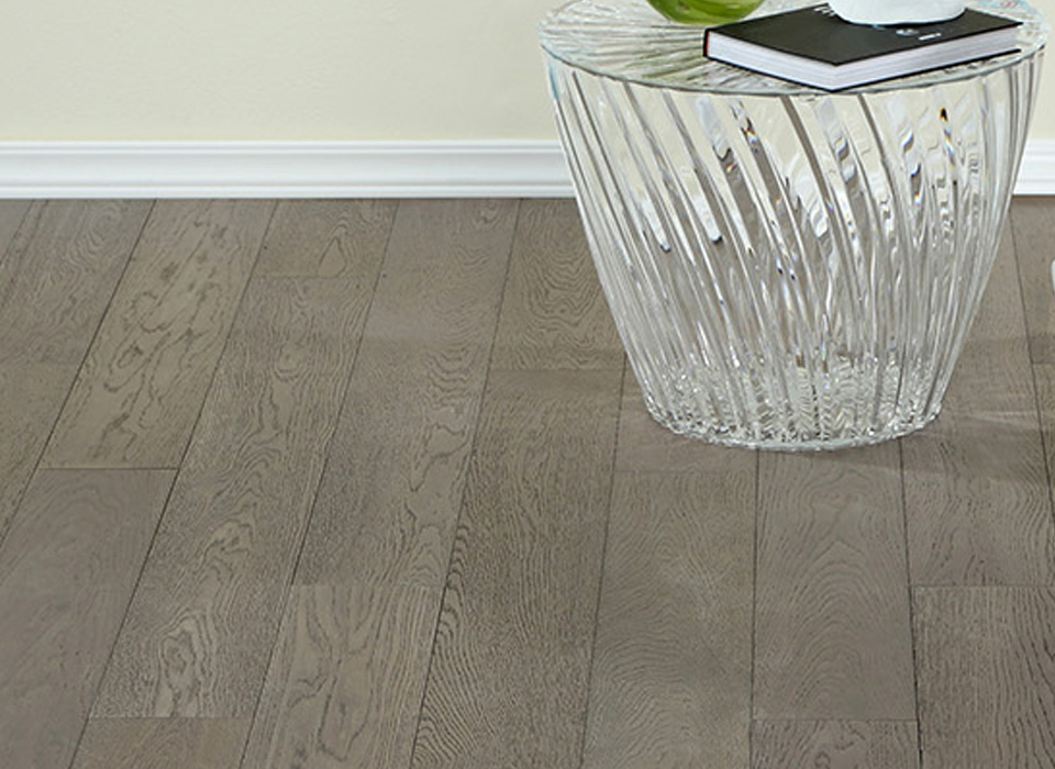 Piso laminado color natural para hogar