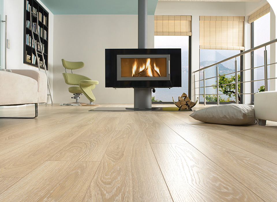 Piso laminado tipo madera para interiores modernos